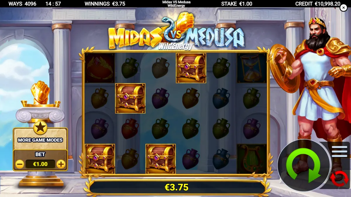 Cena de batalha entre Midas e Medusa no slot Midas VS Medusa WildEnergy